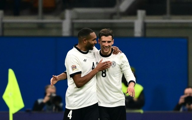Leon Goretzka (D) comemora com Jonathan Tah (E) após marcar na vitória da Alemanha sobre a Itália por 2 a 1 nesta quinta-feira, pela Liga das Nações