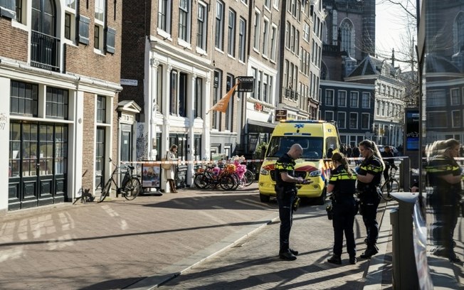 Agentes da polícia holandesa isolam  o local onde cinco pessoas ficaram feridas em um ataque com arma branca, em 27 de março de 2025, em Amsterdã
