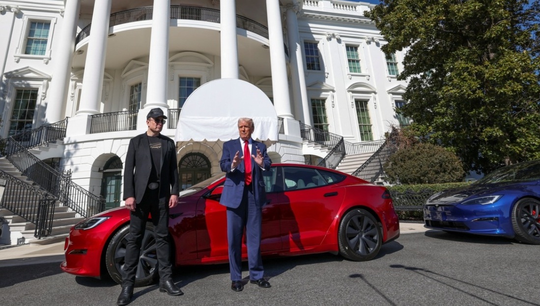 O presidente dos EUA, Donald Trump, e o CEO da Tesla, Elon Musk, estão em frente ao Tesla Model S, na Casa Branca em Washington, DC, EUA, em 11 de março de 2025