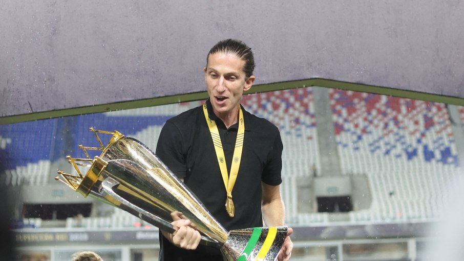 Filipe Luís sinaliza sobre decisão para o futuro