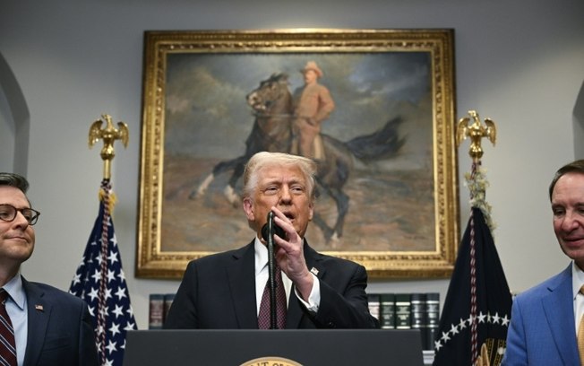 El presidente Donald Trump habla en la sala Roosevelt de la CAsa Blanca en Washington, DC, el 24 de marzo