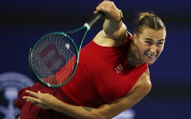 Aryna Sabalenka saca durante a partida contra Zheng Qinwen no WTA 1000 de Miami em 25 de março de 2025 Aryna Sabalenka saca durante a partida contra Zheng Qinwen no WTA 1000 de Miami em 25 de março de 2025