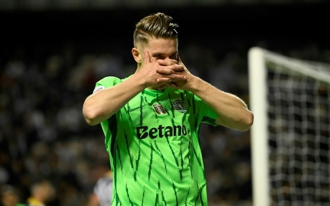 Viktor Gyökeres comemora um dos gols na vitória do Sporting sobre o Boavista no campeonato português no Porto, em 27 de abril de 2025