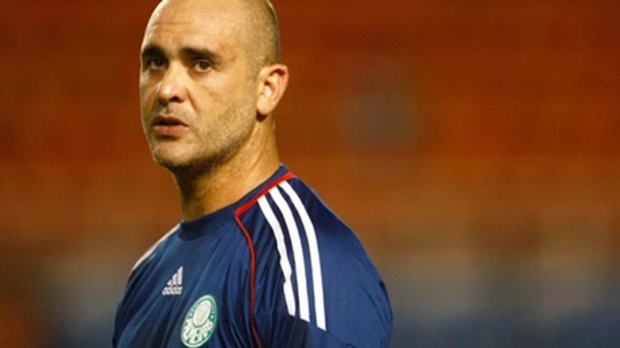 Marcos, ídolo do Palmeiras, se revolta com pênalti marcado em Veiga