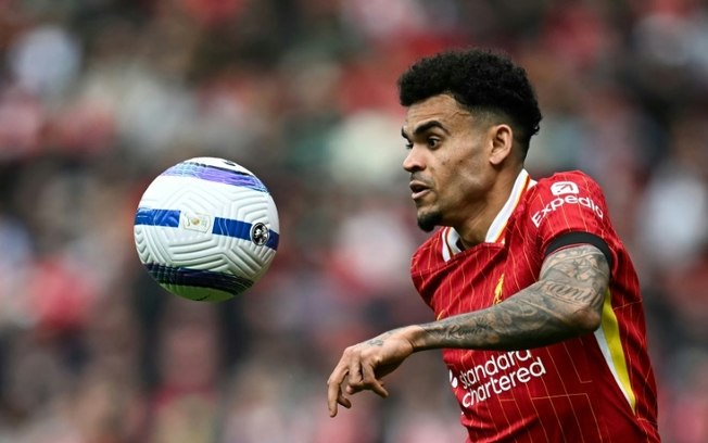 O atacante colombiano Luis Diaz domina a bola durante a vitória do Liverpool sobre o West Ham na Premier League, em Liverpool, no dia 13 de abril de 2025.