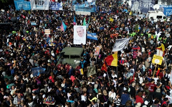 Veículo militar transporta imagem do papa Francisco durante peregrinação em Buenos Aires, em 26 de abril de 2025 Veículo militar transporta imagem do papa Francisco durante peregrinação em Buenos Aires, em 26 de abril de 2025