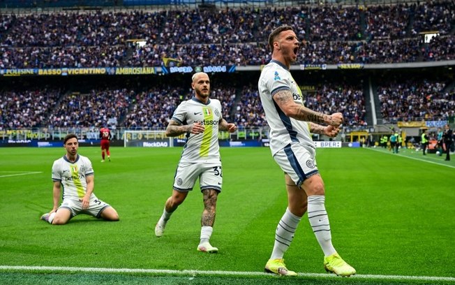 O atacante da Inter de Milão, Marko Arnautovic, comemora seu gol contra o Cagliari pela 32ª rodada da Serie A, em 12 de abril de 2025 em Milão