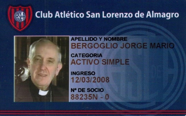 (ARQUIVO) Foto divulgada pela assessoria de imprensa do San Lorenzo mostra com o cartão de torcedor do papa Francisco