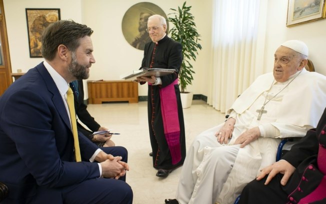 O papa Francisco e o vice-presidente americano JD Vance durante encontro no Vaticano, em foto divulgada pela Santa Sé