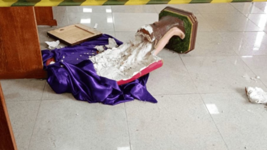 Homem quebra imagens de santos em igreja católica 