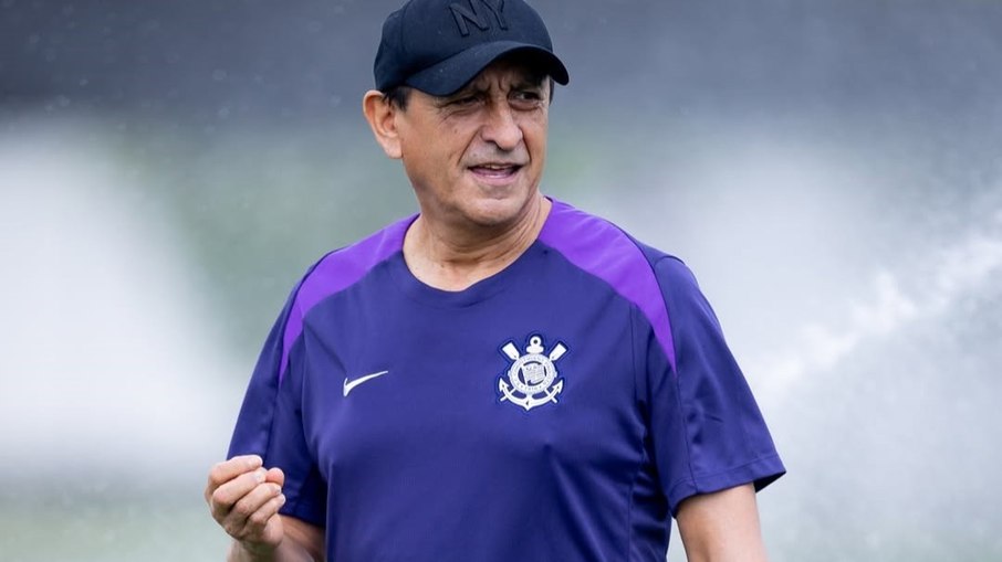 Ramón Díaz balança no cargo de treinador do Corinthians