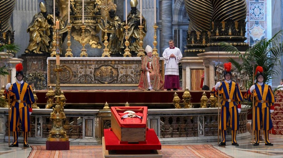Corpo do Papa Francisco no interior da Basílica de São Pedro