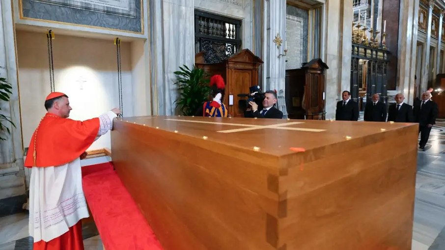 Papa Francisco foi sepultado no nicho do corredor lateral da Basílica de Santa Maria Maggiore