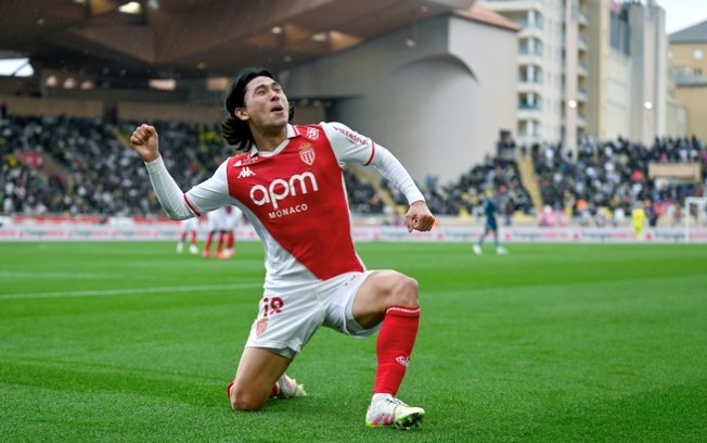 O japonês Takumi Minamino comemora um dos gols do Monaco contra o Olympique de Marselha (3-0), em 12 de abril de 2025, em Mônaco