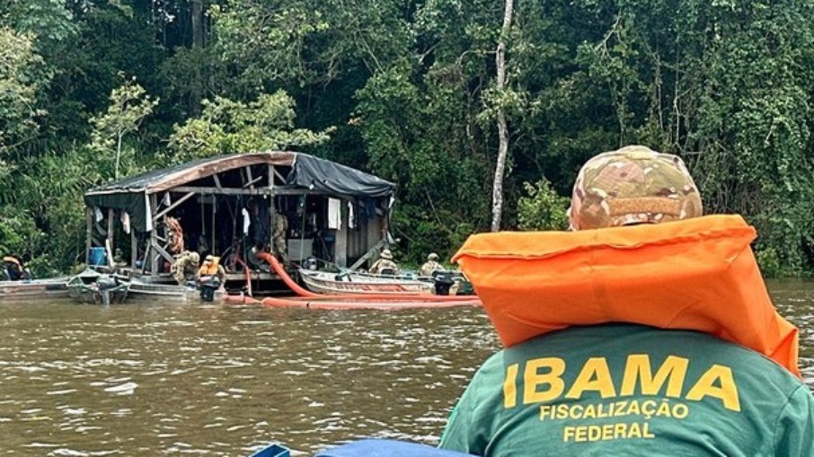 Agentes destruíram balsas garimpeiras, combustíveis e apreenderam ouro extraído sem autorização