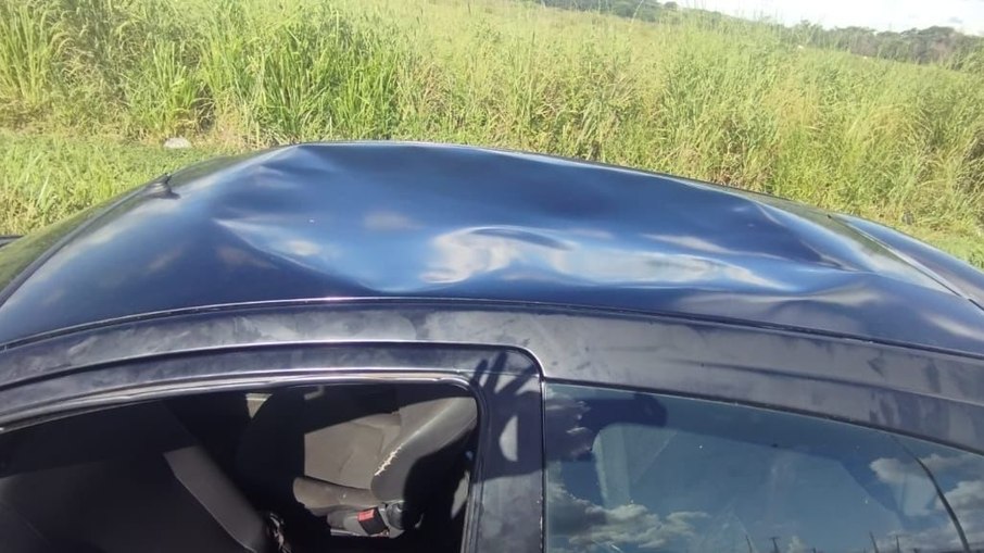 Homem viajou no teto do carro e estava embriagado