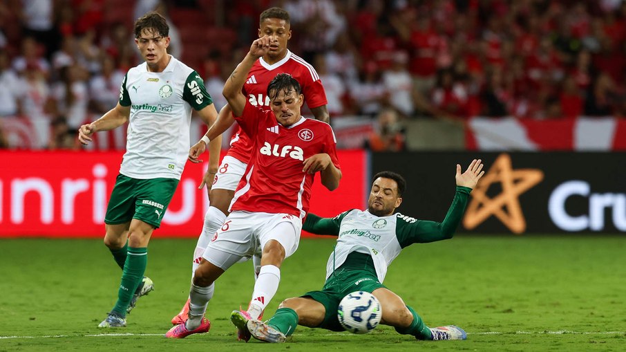 Palmeiras busca vitória sobre Inter em Porto Alegre e assume liderança provisória do Brasileirão
