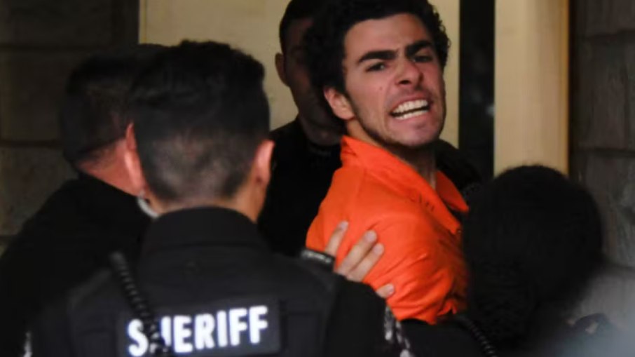 Luigi Mangione grita durante audiência federal, em Nova York