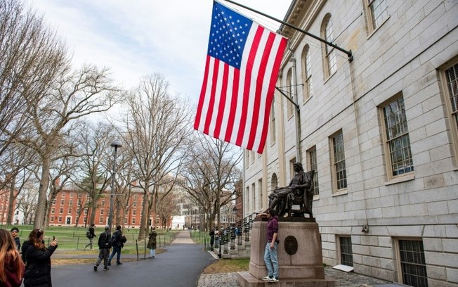 Pessoas caminham no campus de Harvard, em Cambridge, Massachusetts, em 15 de abril de 2025