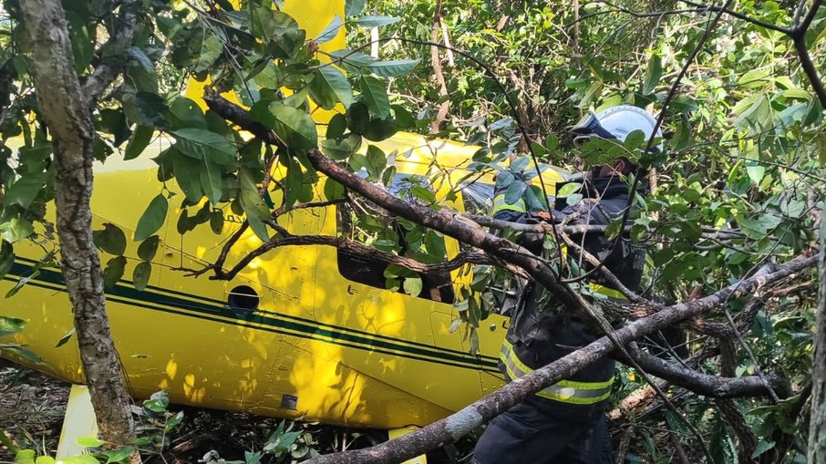 Corpo de Bombeiros realiza o resgate dos ocupantes, na mata