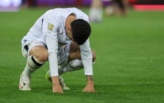 O argentino Exequiel Palacios, do Bayer Leverkusen, lamenta após o empate contra o St. Pauli em Hamburgo, em 20 de abril de 2025