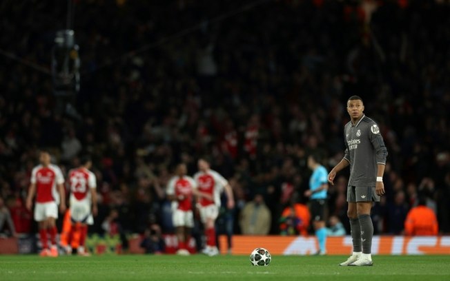 O atacante francês do Real Madrid, Kylian Mbappé, após o gol de abertura do Arsenal na primeira partida das quartas de final da Liga dos Campeões entre Arsenal e Real Madrid, no Emirates Stadium, em Londres, em 8 de abril de 2025.