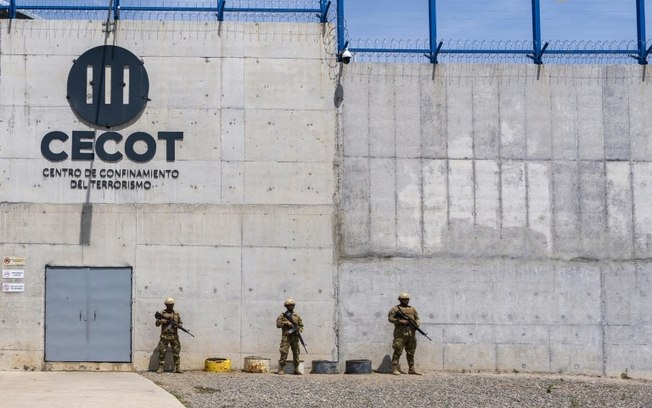 Centenas de cidadãos venezuelanos e salvadorenhos foram enviados dos Estados Unidos
para a notória instalação de segurança máxima do CECOT em El Salvador