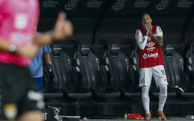 O atacante Neymar reage do banco durante a semifinal do Campeonato Paulista contra o Corinthians na Arena Corinthians, em São Paulo, no dia 9 de março de 2025 O atacante Neymar reage do banco durante a semifinal do Campeonato Paulista contra o Corinthians na Arena Corinthians, em São Paulo, no dia 9 de março de 2025