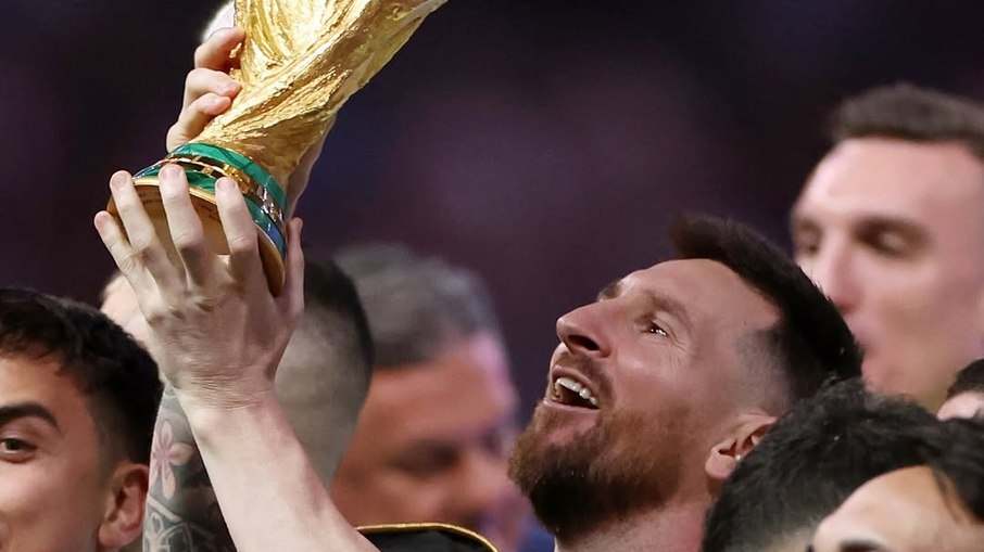 Messi levantando a taça de campeão do mundo