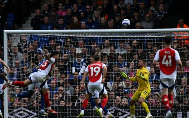 O meio-campista espanhol do Arsenal Mikel Merino (à esquerda) cabeceia durante a 33ª rodada da Premier League contra o Ipswich Town em Portman Road, em Ipswich, leste da Inglaterra, no dia 20 de abril de 2025.