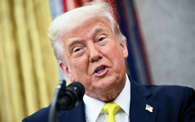 O presidente dos EUA, Donald Trump, discursa durante a cerimônia de posse do administrador dos Centros de Serviços Medicare e Medicaid, Mehmet Oz, no Salão Oval da Casa Branca, em Washington, DC, em 18 de abril de 2025