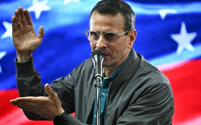 O líder da oposição Henrique Capriles fala na apresentação do movimento DECIDE em Caracas, em 2 de abril de 2025
