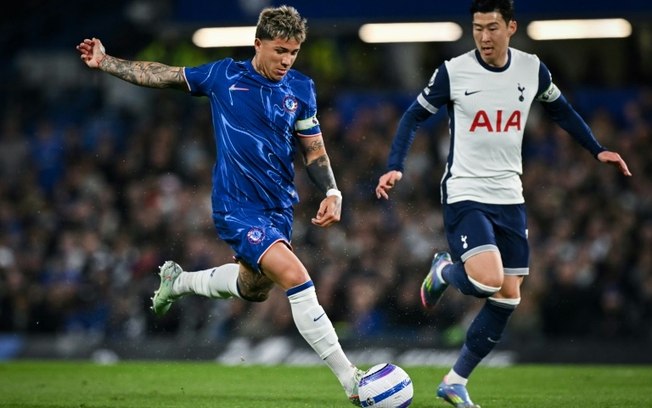 Enzo Fernandez (E) carrega a bola sob a marcação de Son Heung-min (D) durante a vitória do Chelsea sobre o Tottenham por 1 a 0 nesta quinta-feira, pelo Campeonato Inglês