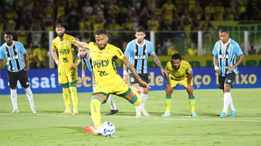 Reinaldo marca de pênalti contra o Grêmio