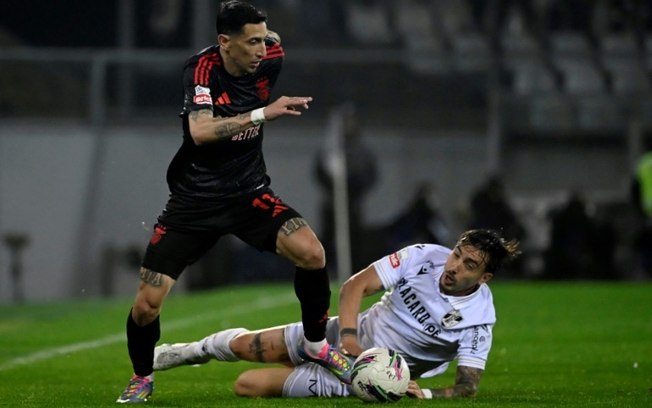 O meia argentino do Benfica, Angel Di Maria, luta pela bola com o português do Vitória Guimarães, João Mendes, durante o jogo do campeonato português disputado no Estádio Afonso Henriques, em Guimarães, no dia 19 de abril de 2025.