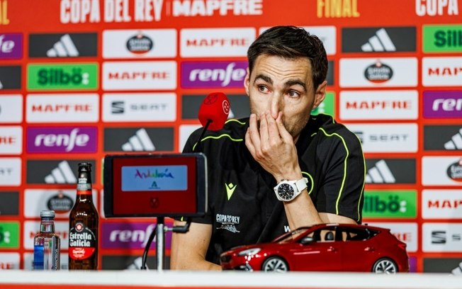 O árbitro Ricardo De Burgos Bengoechea concede entrevista coletiva na véspera da final da Copa do Rei entre Barcelona e Real Madrid, Em Sevilha (sul da Espanha), 25 de abril de 2025
