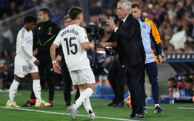 O técnico italiano do Real Madrid, Carlo Ancelotti, orienta o turco Arda Güler durante a partida da LaLiga contra o Getafe no El Coliseu em 23 de abril de 2025.