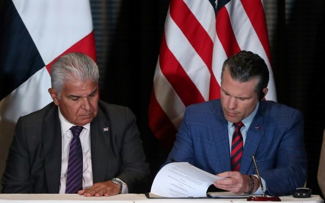 (9 abr) O presidente do Panamá, José Raúl Mulino, observa o secretário de Defesa dos Estados Unidos, Pete Hegseth, assinar um acordo bilateral, na Cidade do Panamá