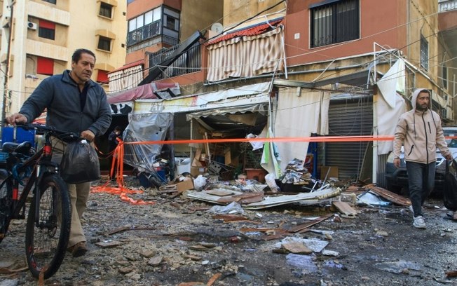 Restos de um edifício bombardeado por Israel em Sidon, no sul do Líbano, em 4 de abril de 2025
