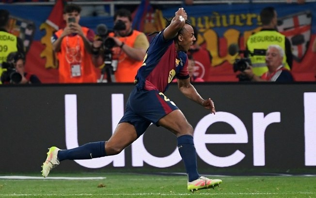Jules Koundé comemora após marcar na prorrogação o gol que deu ao Barcelona o título da Copa do Rei na final contra o Real Madrid em Sevilha (sul da Espanha), em 27 de abril de 2025