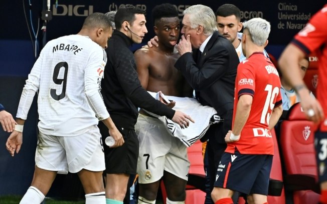 O técnico italiano do Real Madrid, Carlo Ancelotti, orienta o brasileiro Vinícius Júnior durante o jogo do Campeonato Espanhol contra o Osasuna, em Sadar de Pamplona, em 15 de fevereiro de 2025