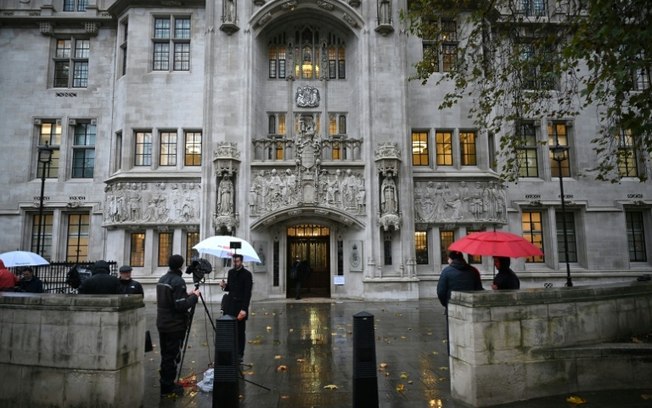 (Arquivo) Jornalistas aguardam uma decisão do lado de fora da Suprema Corte Britânica, em Londres, em 23 de novembro de 2022