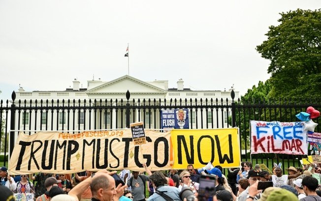 Manifestantes se reúnem perto da Casa Branca durante protestos a nível nacional contra as políticas do presidente dos EUA, Donald Trump, em Washington, em 19 de abril de 2025