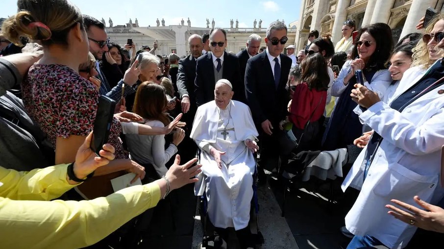Após período hospitalizado, Papa Francisco faz primeira aparição