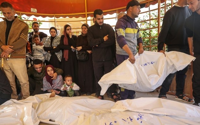 Palestinos se preparam para o funeral de seus entes queridos, vítimas dos bombardeios israelenses, em 2 de abril de 2025, no hospital Nasser, em Khan Yunis, sul da Faixa de Gaza