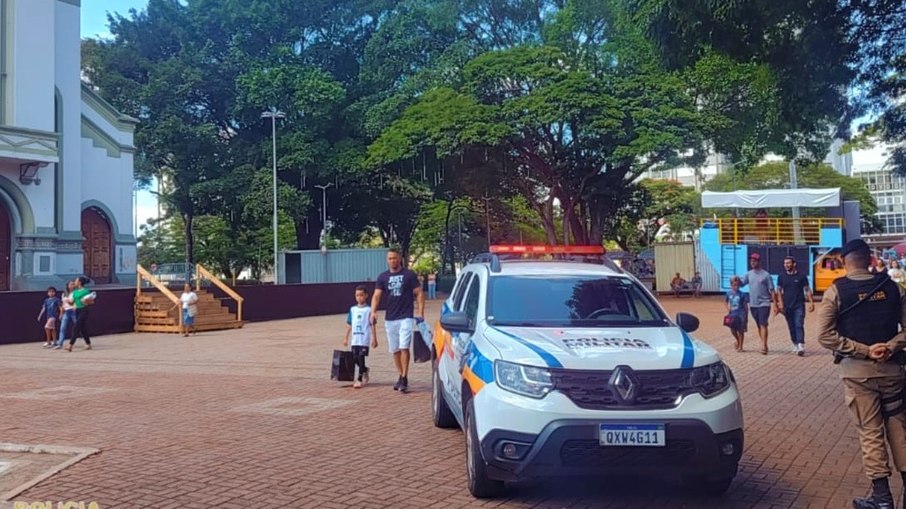 Policiais militares na praça da igreja, no centro de Itaúna
