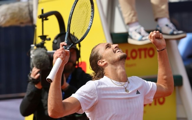 O tenista alemão Alexander Zverev comemora sua vitória na final do torneio ATP 500 em Munique contra o americano Ben Shelton, em 20 de abril de 2025.