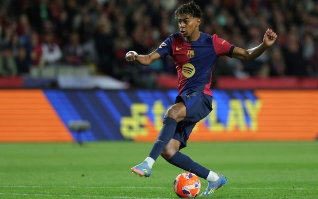 O atacante espanhol do Barcelona Lamine Yamal durante a partida contra o Mallorca no Estádio Olímpico Lluis Companys, em Barcelona, em 22 de abril de 2025.