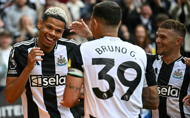 William Osula (à esquerda) comemora com Bruno Guimarães (de costas) após marcar seu gol na vitória do Newcastle sobre o Ipswich na Premier League em Newcastle (nordeste da Inglaterra), em 26 de abril de 2025