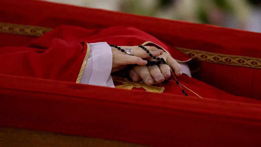 Papa Francisco acenou para seu enfermeiro antes de perder a consciência